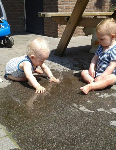 Ontdek onze groene gastouderopvang in Overloon. Wij bieden antroposofische kinderopvang, Attachment Parenting principes en natuurlijke materialen voor een liefdevolle omgeving. Jij & Wei Overloon - de Groene Gastouder